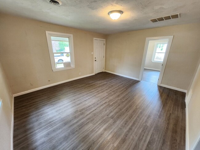Building Photo - Spacious 2-Bedroom, 1-Bathroom Home AVAILABLE NOW!!
