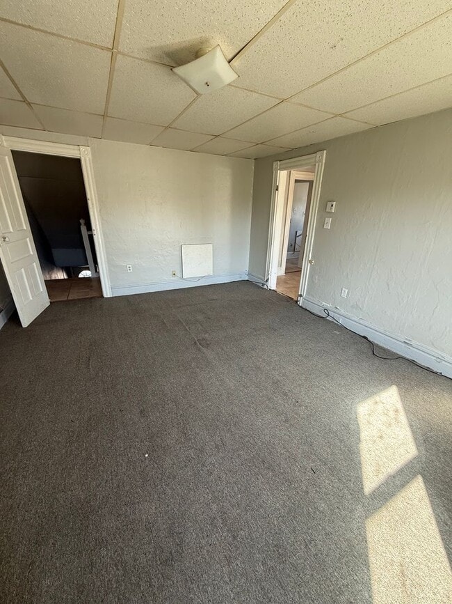 Building Photo - 1001- Up &amp; Down