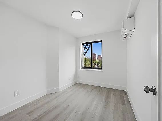 Building Photo - 300 E 96th St