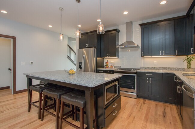 Building Photo - 1120 Ivy Ln