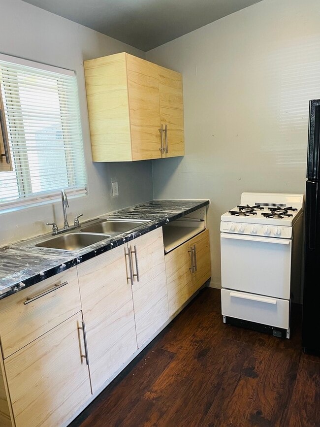 Building Photo - Townhome For Rent