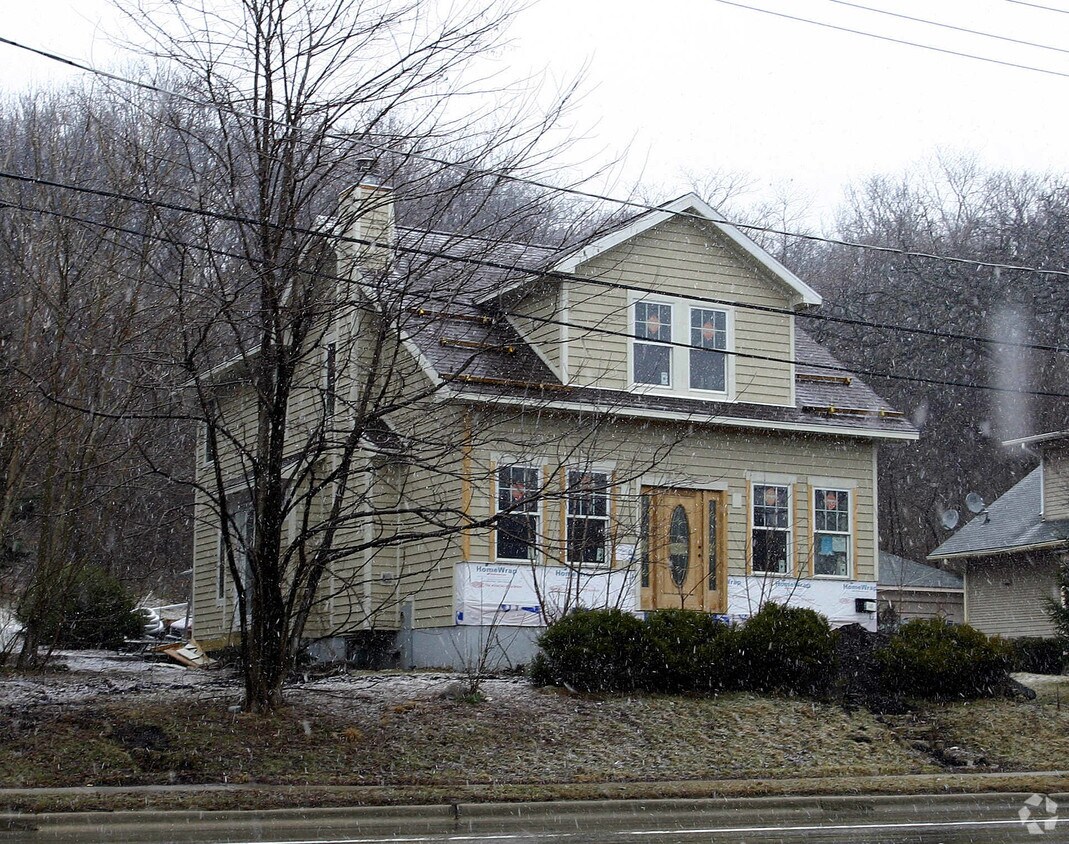 Primary Photo - 102 N Main St