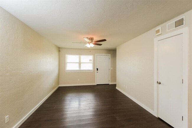 Building Photo - 1828 Sunrise Dr