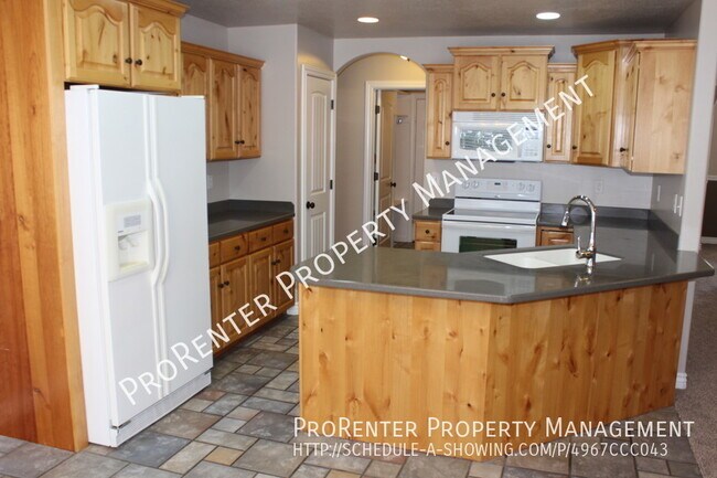 Foto del edificio - Spacious 5 Bedroom, 3 Bath Perry Home