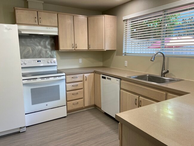 Kitchen - 2733 Franklin Ave E