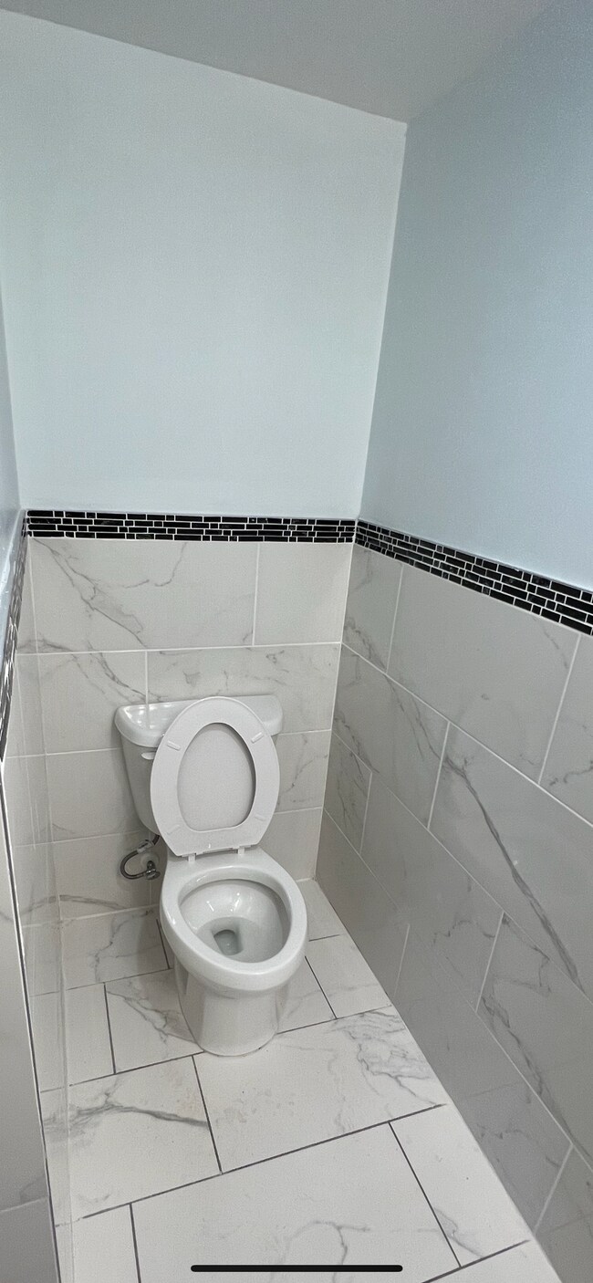 Building Photo - 181 Garside St