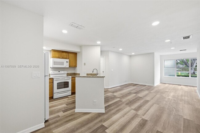 Foto del edificio - 3310 Pinewalk Dr N