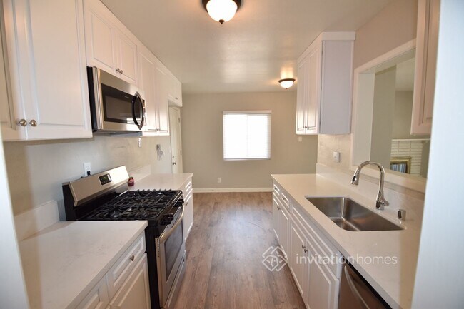 Building Photo - 22537 Thrush St