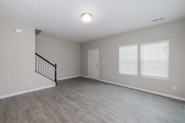 Foto del edificio - BEAUTIFUL 3BD/2.5BTH Townhome - MALLARD CREEK - AVAILABLE MAY/JUNE 2026
