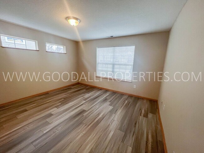 Building Photo - Move in special: 3 Bedroom 2.5 Bathroom Townhome in Urbandale with attached 2 car garage!