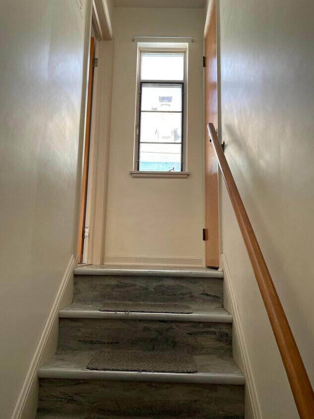 Side Entry - 2149 Eldred Ave