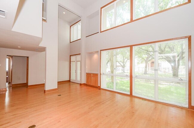 Building Photo - 4132 Dartmouth Ave