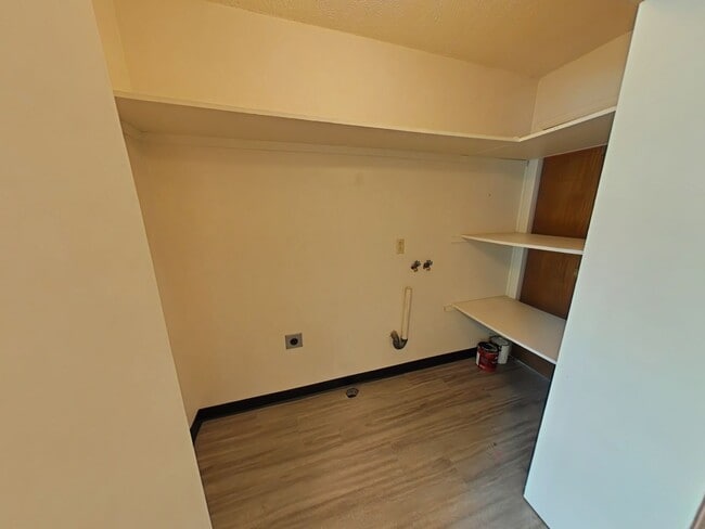 Building Photo - Spacious and charming conveniently located...