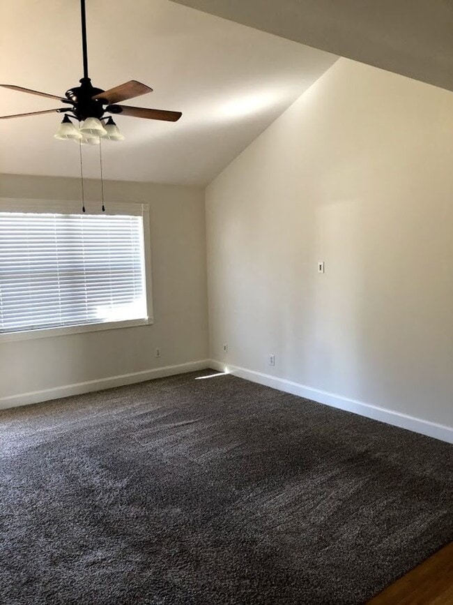 Building Photo - 3 Bedroom/2Bath Home Located In The Heart ...