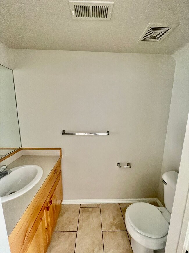 Foto del edificio - Affordable Two-Bedroom Townhome in Lexington Hills