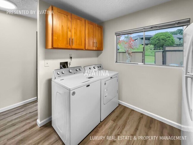 Building Photo - Video! Renovated townhouse with yard!