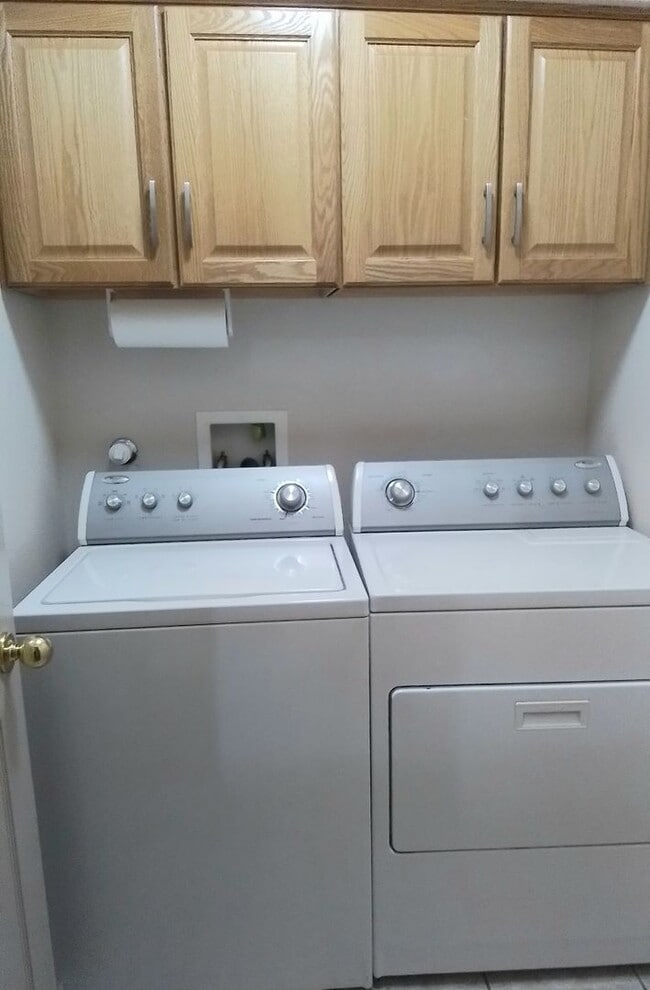 Building Photo - Three Bedroom Great Location