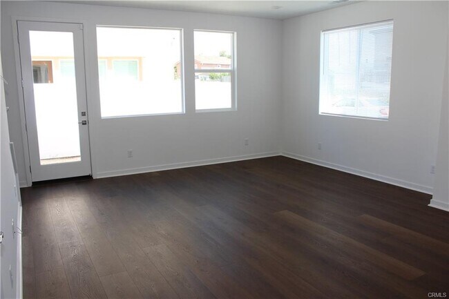 Building Photo - 1348 Plaza del Amo