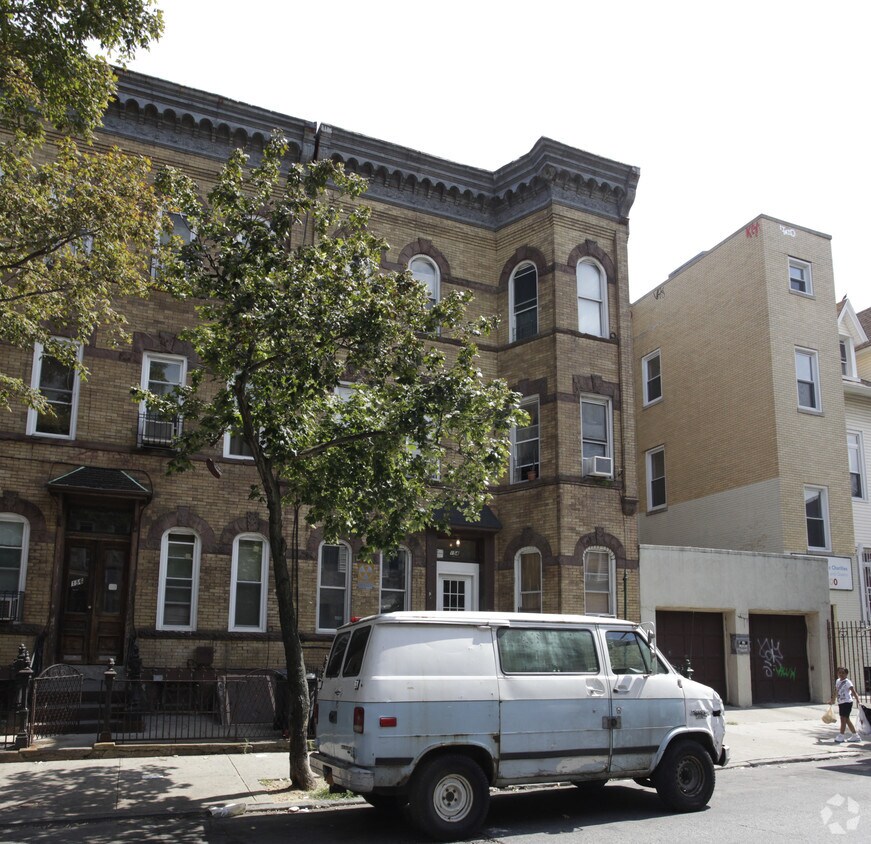 Building Photo - 154 Bleecker St