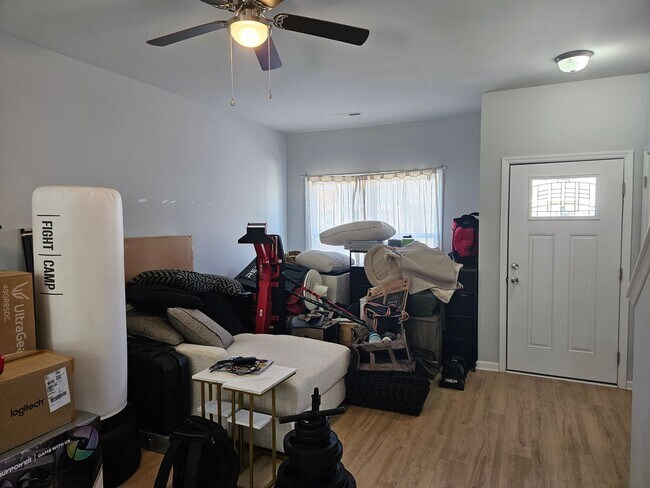 Building Photo - Beautiful unfurnished End unit - 2 bedroom...