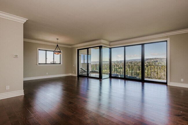Foto del edificio - Gorgeous 2 Bed / 2 Bath Top Floor Condo wi...