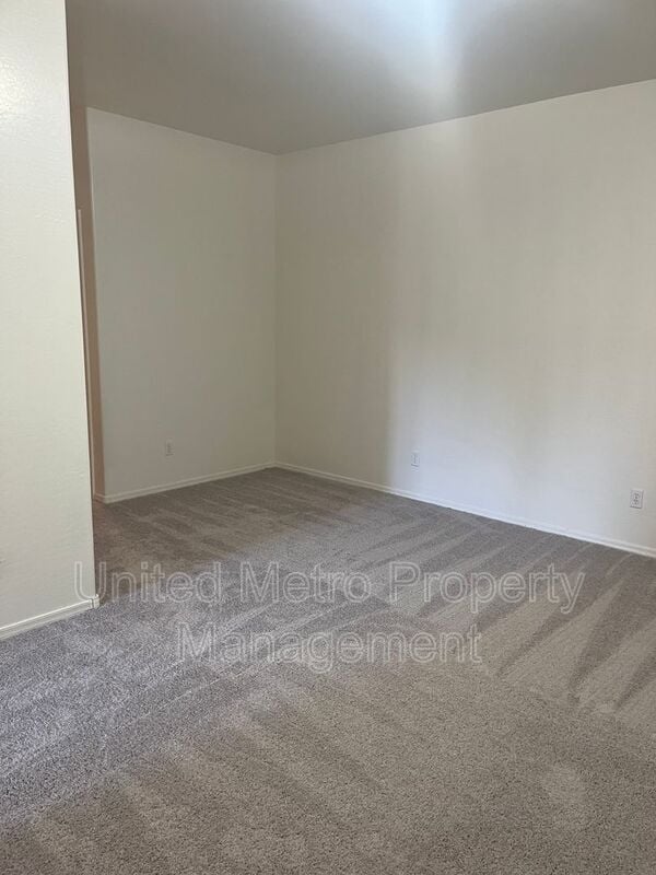 Building Photo - 979 Fairway Dr