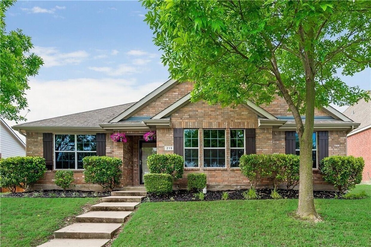 Primary Photo - Beautiful home with open floor plan in Hid...