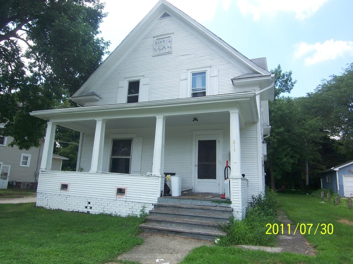 Primary Photo - AVAILABLE AUGUST 1st! 6 Bedroom, 2 Bathroo...