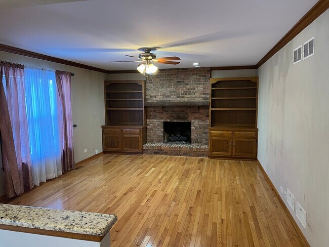 Building Photo - 2624 Midland Dr