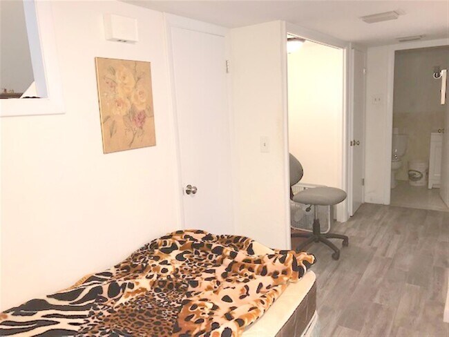 Building Photo - 93 Clinton St