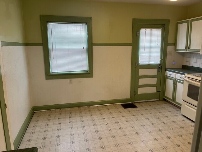 Cocina - puerta trasera - 5753 E New York St