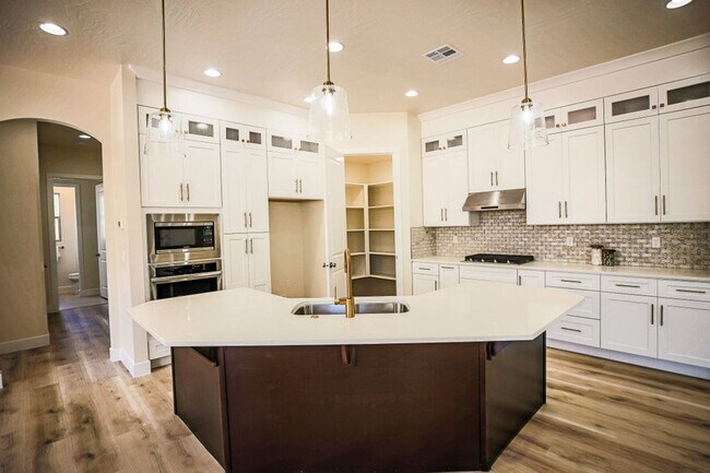 Building Photo - Stunning 4 Bedroom Home in Sand Hollow