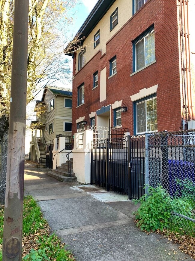 Building Photo - Vancouver Ave Apts