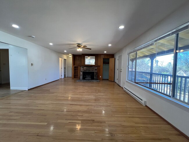 Building Photo - Recently Renovated 2 Bedroom Home near Han...