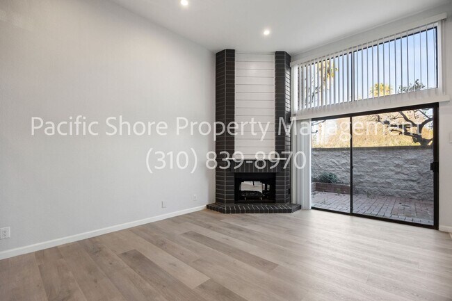 Foto del edificio - Lush and Lavish Three Bedroom Neatly Tucked Away In The Villa Vallarta Townhouse Community