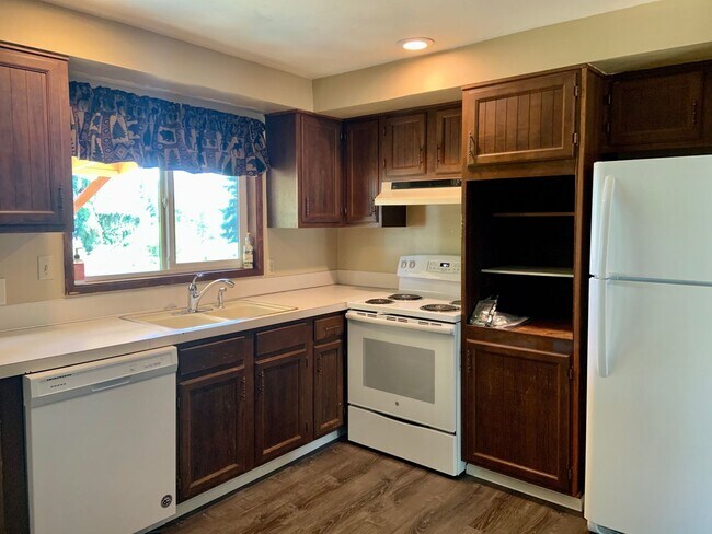 Building Photo - The Perfect House for Roommates, 6bdrms, 3.5 baths, 1.5 miles from Oregon Tech and Sky Lakes Medi...