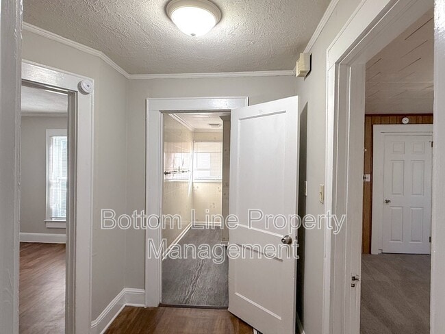 Foto del edificio - 629 Tuckaseege Rd