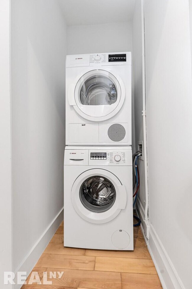 Building Photo - 704 Eighth Avenue