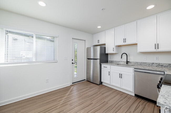 2BR, 1BA - 915SF - Kitchen - Canopy