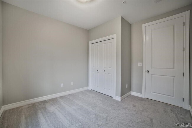 Foto del edificio - 295 Northill Dr