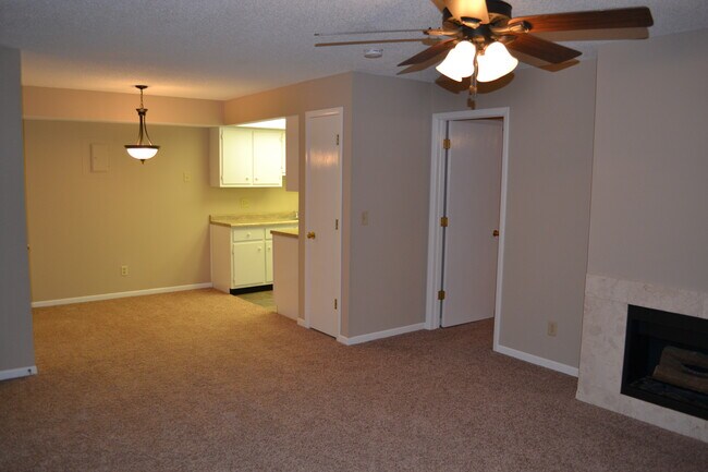 Building Photo - 464 Woodside Trail