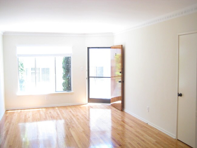 Building Photo - 2144 N Beachwood Dr