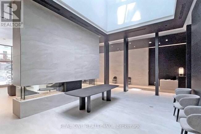 Building Photo - 2221 Yonge St