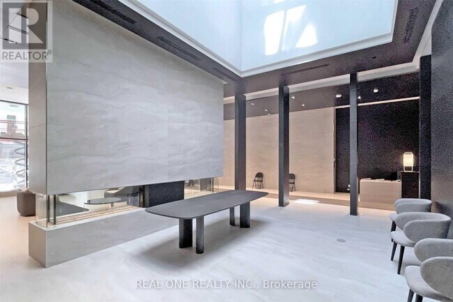 Photo du bâtiment - 2221 Yonge St