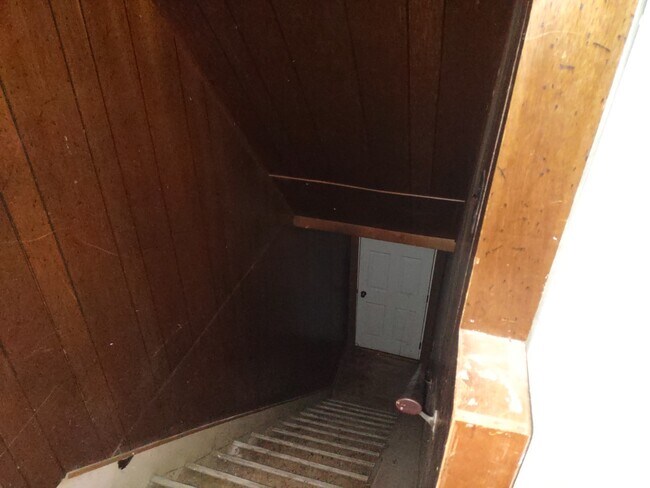 Halway - 189 Rubber Ave