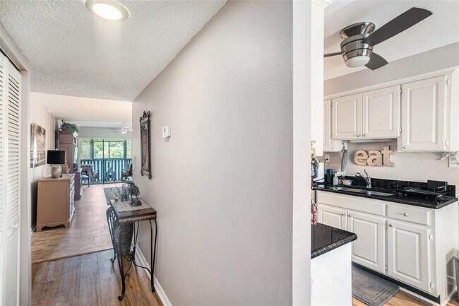 Building Photo - 2800 Cove Cay Dr