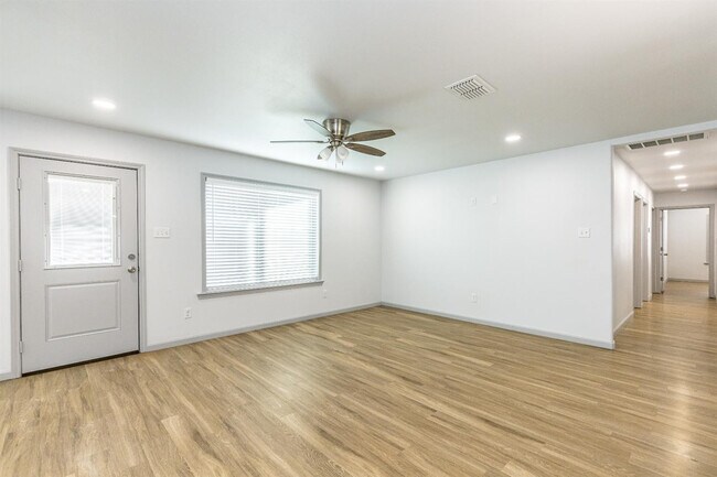 Foto del edificio - 1205 N Essex Ave
