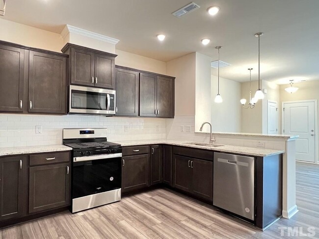 Building Photo - 3 Bedroom 2.5 Double Garage Townhome for Rent