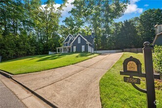 Building Photo - 2506 Retreat Dr NE