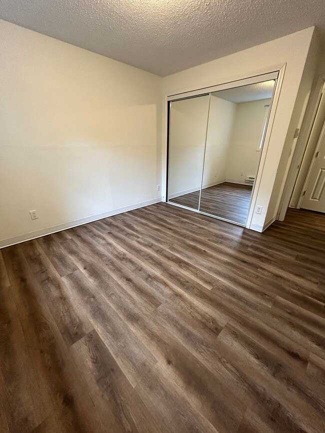 Building Photo - 2 Bedroom, 1 Bathroom apartment Available Immediately